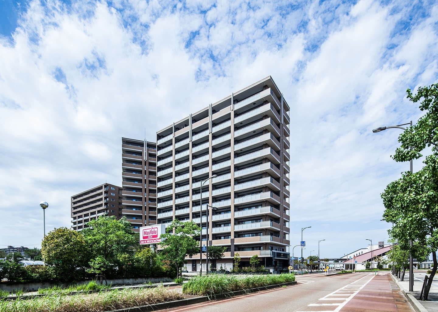 プレミア〈東金沢駅前〉レジデンス